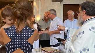 Κατερίνα Μουτσάτσου - Charles Como | Βάφτισαν τον μικρότερο γιο τους στην Αίγινα χωρίς να το μάθει κανείς