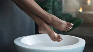 Ταλαιπωρημένες φτέρνες | Το DIY scrub για να τις περιποιηθείς σωστά πριν μπούμε για τα καλά στο φθινόπωρο