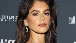 Πλαϊνή φράντζα | Το σέξι hair trend του 2005 επανέρχεται δριμύτερο φέτος