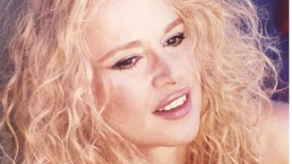 Η Αλίκη Βουγιουκλάκη στα 80s | Σπάνια φωτογραφία από το εσωτερικό του Θεολόγου - Το άγαλμα και το πορτραίτο της