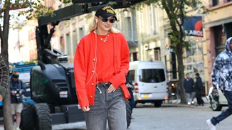 Αυτό είναι το viral τζιν παντελόνι από τη Stradivarius που κολακεύει όλες τις σιλουέτες