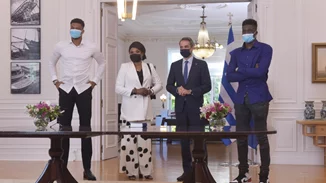 Συγκινημένος στο Μαξίμου ο Γιάννης Αντετοκούνμπο: Πολιτογραφήθηκαν η μητέρα και ο αδελφός του - "Πάντα νιώθαμε Έλληνες"