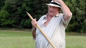 Gerard Depardieu | Η μυθιστορηματική ζωή του 75χρονου σταρ που δεν μπορεί να ξεκολλήσει από τον βούρκο