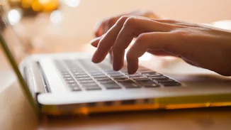 Η αντισυμβατική Νεοϋορκέζα συγγραφέας Fran Lebowitz έρχεται στη Στέγη στις 15 Μαρτίου