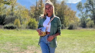 Ζέτα Μακρυπούλια | Η μπεζ παντελόνα της είναι το item που δεν θα αποχωρίζεσαι αυτήν την άνοιξη