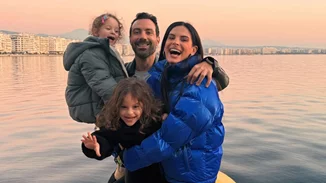 Ο Σάκης Τανιμανίδης απαθανατίζει την κόρη του να κάνει ποδήλατο μέσα στο σπίτι τους