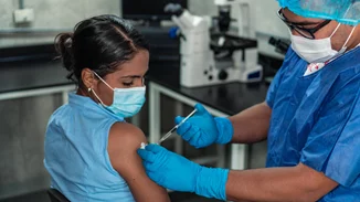 Εμβολιασμός των ηλικιών 18-30 τον Ιούνιο | Από τι θα εξαρτηθεί - Τι θα γίνει με παιδιά και εφήβους