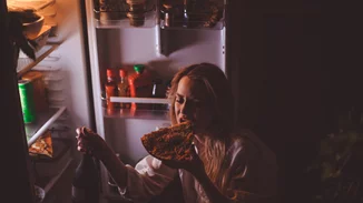 Τρως αργά το βράδυ; Τότε τα ευρήματα της νέας αυτής έρευνας σε ενδιαφέρουν