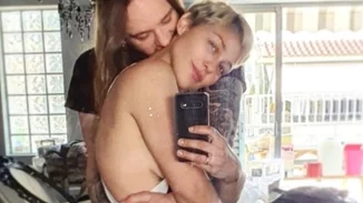 Πηνελόπη Αναστασοπούλου | Η φωτογραφία με την οικογένειά της στο νέο τους σπίτι