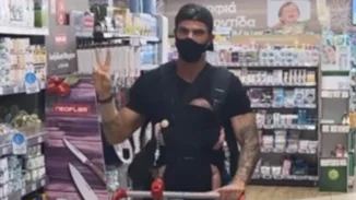 Άκης Πετρετζίκης | Περήφανος μπαμπάς - Για ψώνια με τον νεογέννητο γιο του