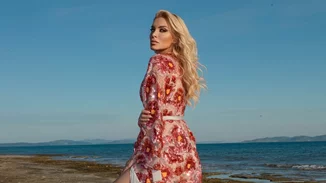 Το φόρεμα με λουλούδια και κρόσσια που φόρεσε η Κατερίνα Καινούργιου είναι ιδανικό για τα events του καλοκαιριού