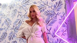 Πρώην συνεργάτιδα της Δούκισσας Νομικού ανέβηκε τα σκαλιά της εκκλησίας (pics)