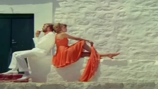 "Τόσα καλοκαίρια" | Το πρώτο ελληνικό τραγούδι που έγινε βίντεο κλιπ με φόντο τα ειδυλλιακά τοπία της Ύδρας