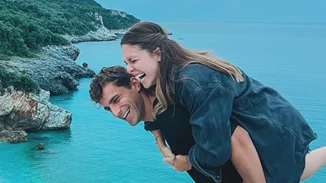 Η Αφροδίτη Λιάντου είχε γενέθλια | Οι τρυφερές ευχές από τη μητέρα της, Εβελίνα Παπούλια και η τούρτα έκπληξη από τον σύντροφό της, Αλέξανδρο Σκουρλέτη