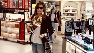 Μιμή Ντενίση | Ποζάρει με casual look στο αεροδρόμιο