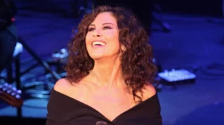 Ελευθερία Αρβανιτάκη |  Χαμογελαστή σε παρουσίαση βιβλίου - Το φυσικό μακιγιάζ της