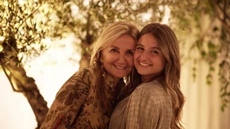 Η Δάφνη Μητσοτάκη φόρεσε τη μεγαλύτερη τάση στα παπούτσια του καλοκαιριού