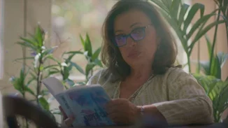 Χαρούλα Αλεξίου | Σε ατελιέ στην Αθήνα με chic καφτάνι (σαν εκείνα που φοράει στο Maestro)