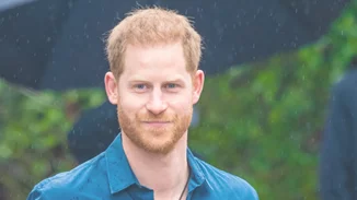 Πρίγκιπας Harry | Με καπέλο και πορτοκαλί outfit στην πιο cool εμφάνισή του