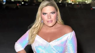 Δανάη Μπάρκα | Στην ολυμπιακών διαστάσεων πισίνα του ξενοδοχείου της μητέρας της στη Μάνη