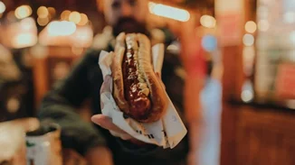 Να πώς φτιάχνεται το hot dog - και είναι πιο αηδιαστικό από ό,τι φαντάζεσαι