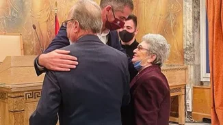 Μια υπέροχη ιστορία αγάπης | O Κώστας Μπακογιάννης πάντρεψε ζευγάρι ηλικιωμένων