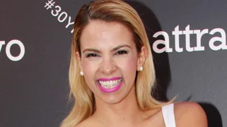 Τζένη Μελιτά | Με πλατινέ καρέ μαλλιά και αφέλειες