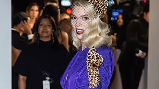 To χρώμα της χρονιάς | Το Pantone Institute δημιούργησε ένα εντελώς καινούργιο χρώμα για το 2022 (οι celebrities το φορούν ήδη)