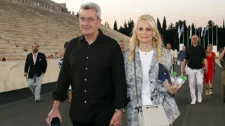 Στη βάφτιση του Αλέξανδρου Χατζηνικολάου | Τα ταιριαστό ντύσιμο του Νίκου Χατζηνικολάου και της Κρίστης Τσολακάκη στο μυστήριο