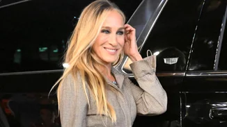 Η Sarah Jessica Parker με κομψό σύνολο στο σόου του Fendi και βέβαια με μια... baguette