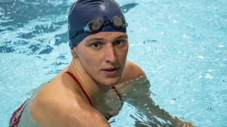 Γιατί η Fina αποκλείει trans κολυμβήτριες από γυναικείους αγώνες;