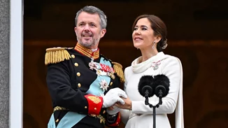 Το φιλί του νέου βασιλιά της Δανίας Frederik IX στη βασίλισσά του