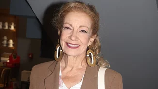 Η Πέμη Ζούνη με κόκκινο καρέ | Το look που την έκανε πραγματικά αγνώριστη