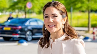 H Βασίλισσα Mary της Δανίας με τη φούστα που ταιριάζει σε κάθε περίσταση και κάθε σωματότυπο