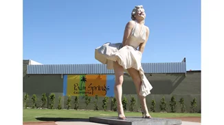 Marilyn Monroe | To διάσημο γλυπτό "Forever Marilyn" που προκάλεσε αντιδράσεις