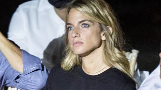 Η Χρυσή Βαρδινογιάννη με μαύρη δημιουργία με ανοιχτούς ώμους σε μία ξεχωριστή εκδήλωση