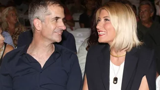 Σία Κοσιώνη: Kαθαρίζει τη γειτονιά της από τα πλαστικά μπουκάλια (με την καλύτερη συντροφιά)