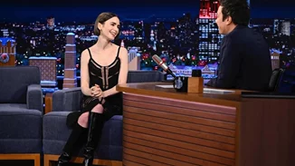 Όταν η Lily Collins μίλησε στην εκπομπή του Jimmy Fallon για τον Κυριάκο Μητσοτάκη
