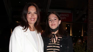 Νόνη Δούνια | Σπάνια εμφάνιση με την κόρη της, Ρία στην εβδομάδα μόδας της Αθήνας