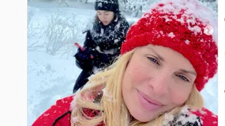 Ελένη Μενεγάκη | Οι νέες φωτογραφίες με τις κόρες της και τα παιχνίδια στα χιόνια