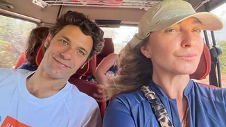 Ο Αποστόλης Τότσικας και η Ρούλα Ρέβη παραδίδουν μαθήματα ζωγραφικής με τα δίδυμα παιδιά τους, Ειρήνη και Άγγελο