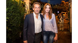 Η Carla Bruni στην αγκαλιά του Nicolas Sarkozy μετά την καταδίκη του πρώην Προέδρου της Γαλλίας