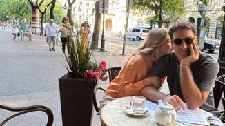 Κλέλια Ανδριολάτου και Χριστόφορος Παπακαλιάτης αγκαλιασμένοι στη Βουδαπέστη