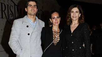 Κατερίνα Διδασκάλου | Θεατρική έξοδος με την κούκλα κόρη της και τον σύντροφό της