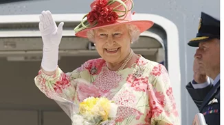 Η παράξενη παράδοση της βασίλισσας Ελισάβετ με τη ζυγαριά και το καθιερωμένο πρόγραμμα των Χριστουγέννων στο Norfolk