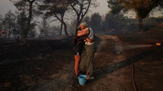 Θέμα στα διεθνή ΜΜΕ η φωτιά στην Αττική: "Χρώμα Αποκάλυψης - Εκκενώσεις κοντά στην Αθήνα"