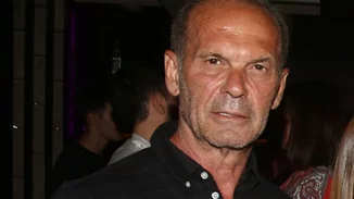 Ο Πέτρος Κωστόπουλος ποζάρει χαμογελαστός μετά από "εγχειρήσεις αναστήλωσης"