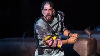 Επίδαυρος | Απίθανος ο Πάνος Μουζουράκης στους "Ιππείς" - Παρέλαση πολιτικών και ηθοποιών από το αρχαίο θέατρο