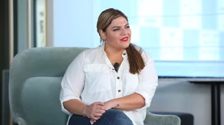 Δανάη Μπάρκα | Φόρεσε το πιο κολακευτικό floral φόρεμα από την plus size συλλογή των MI-RŌ