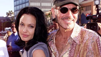 Η "ψυχρή και απόμακρη" Αngelina συνεχίζει να στέλνει δώρα στον θετό γιο της